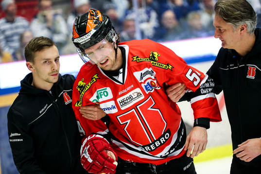 Örebros Peter Andersson leds av isen skadad