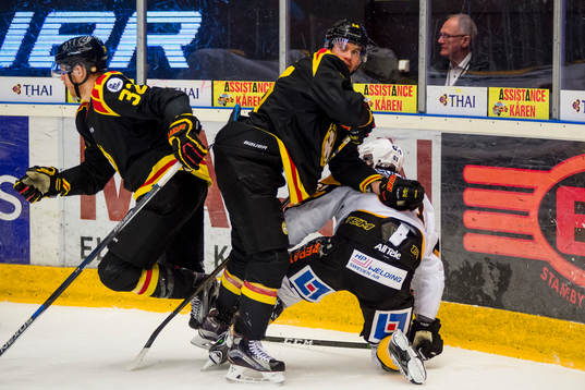 Brynäs Nick Johnson och Daniel Paille i kamp mot