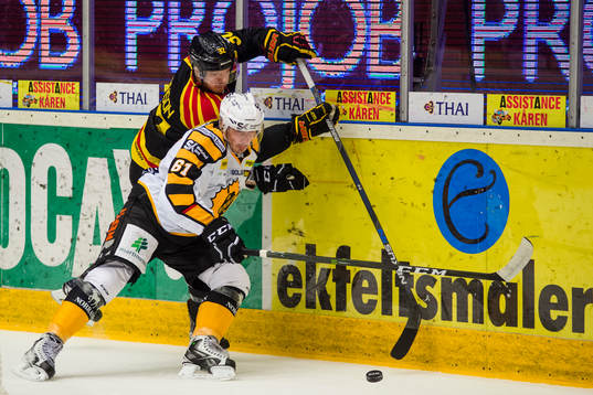 Skellefteås Fredrik Lindgren tacklar Brynäs Nick Johnson