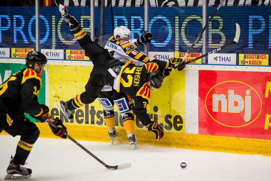 Skellefteås Fredrik Lindgren tacklar Brynäs Nick Johnson