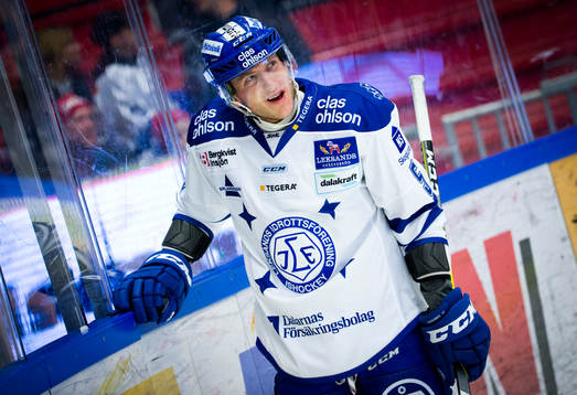 Leksands Ben Youds går av isen skadad
