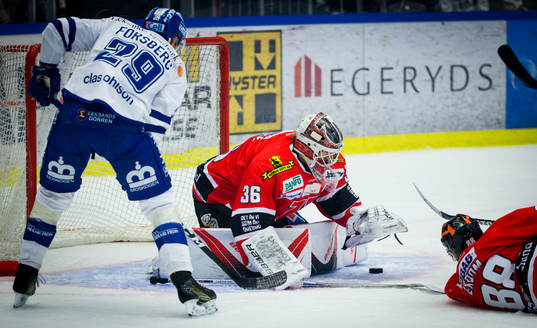 Leksands Tobias Forsberg och Örebros målvakt Axel Brage