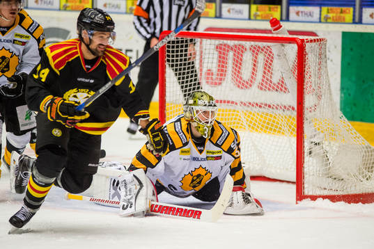Brynäs Johan Alcén och Skellefteås målvakt Joni Ortio