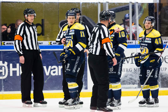 Domarens Morgan Johansson och Marcus Linde tar emot