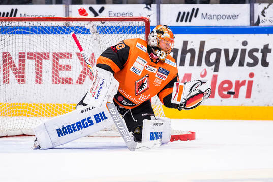 Karlskronas målvakt Johan Holmqvist räddar