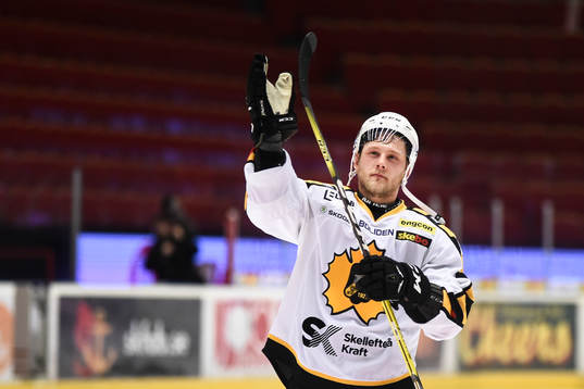 Skellefteås Oscar Möller tackar publiken