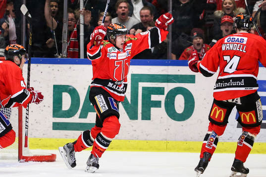 Örebros Kalle Olsson (m) jublar
