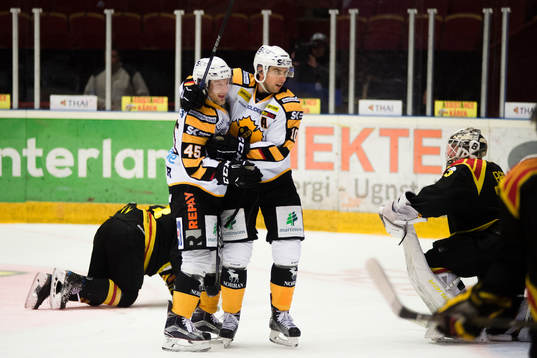 Skellefteås Oscar Möller och Joakim Lindström jublar