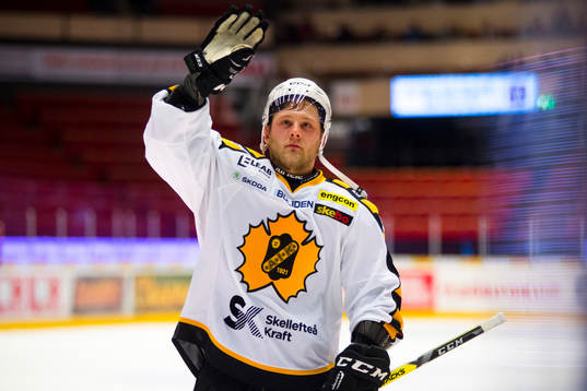 Skellefteås Oscar Möller tackar publiken