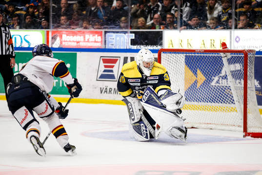 s målvakt Linus Söderström räddar straff från