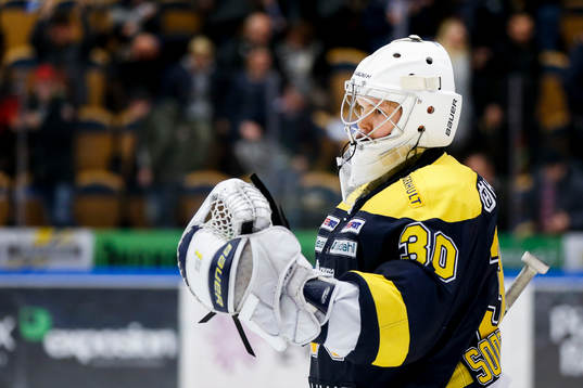 s målvakt Linus Söderström jublar