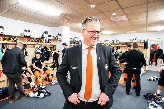 Karlskronas tränare Per Hånberg i omklädningsrummet