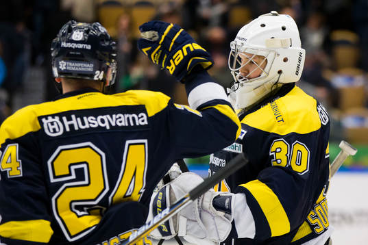 s Erik Christensen och målvakt Linus Söderström jublar