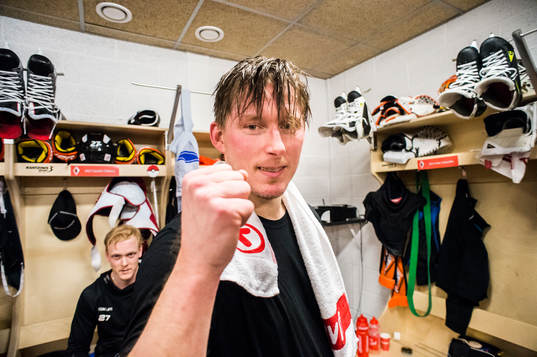 Karlskronas målvakt Johan Holmqvist jublar i