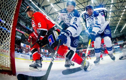 Örebros Kalle Olsson gör det avgörande 4-3 målet på