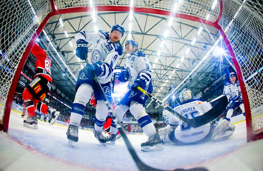 Örebros Kalle Olsson gör det avgörande 4-3 målet på