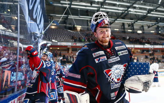 Linköpings målvakt Marcus Högberg jublar