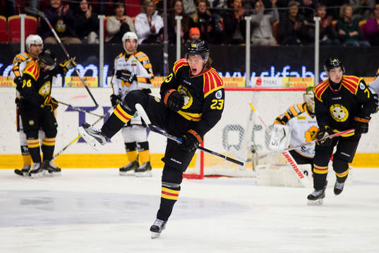 Brynäs Lucas Carlsson jublar
