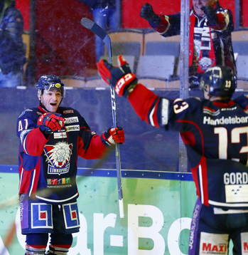 Linköpings Broc Little och Andrew Gordon jublar