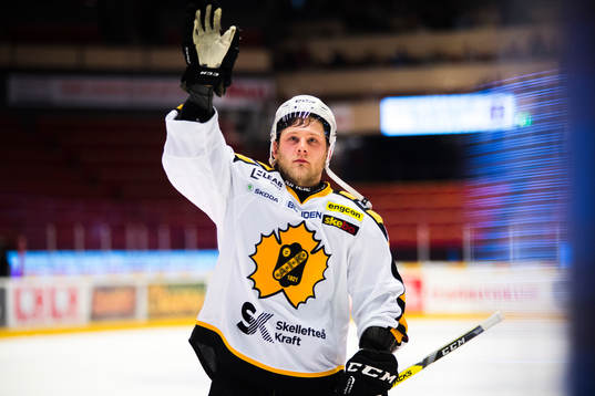 Skellefteås Oscar Möller tackar publiken