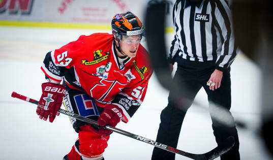 Örebros Bobbo Petersson klev av isen skadad