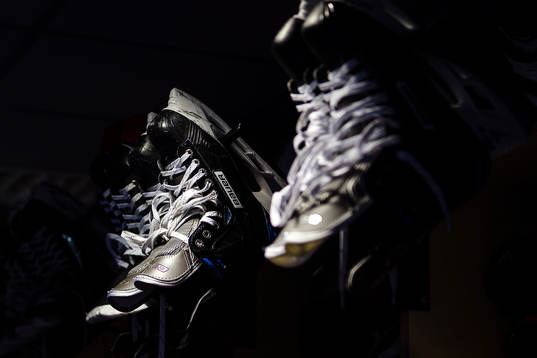 Skridskor i Växjös omklädningsrum före ishockeymatchen