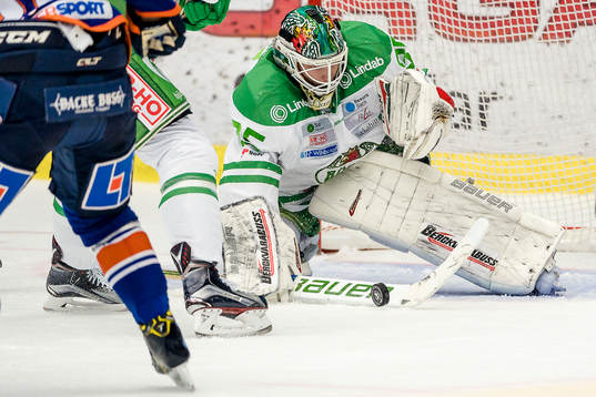 Rögles målvakt Oscar Dansk stöter undan pucken