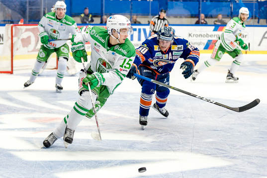 Rögles Simon Ryfors jagas av Växjös Erik Josefsson