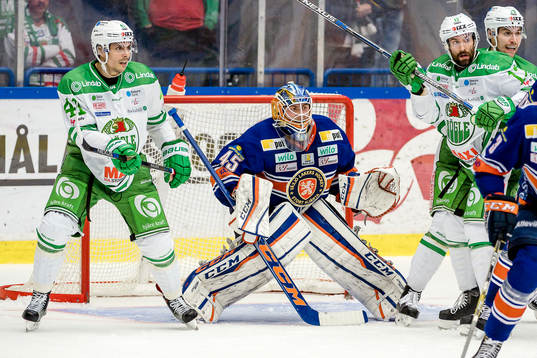 Växjös målvakt Viktor Andrén mellan Rögles Daniel