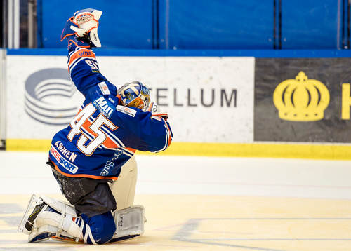 Växjös målvakt Viktor Andrén showar