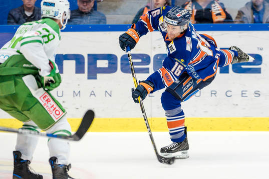 Växjös Geoff Platt skjuter