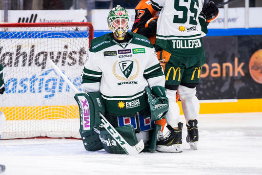 Färjestads målvakt Stefan Steen deppar