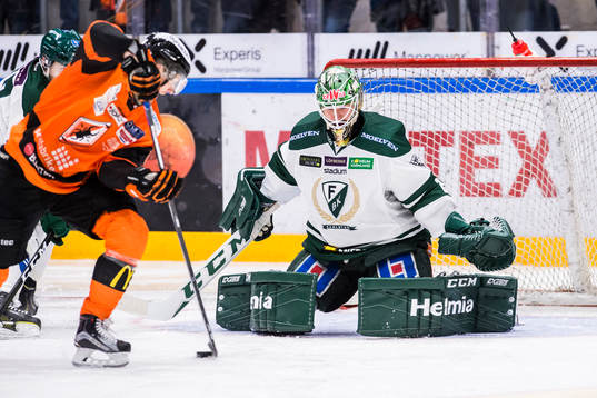 Karlskronas Emil Larsson målchans påFärjestads målvakt