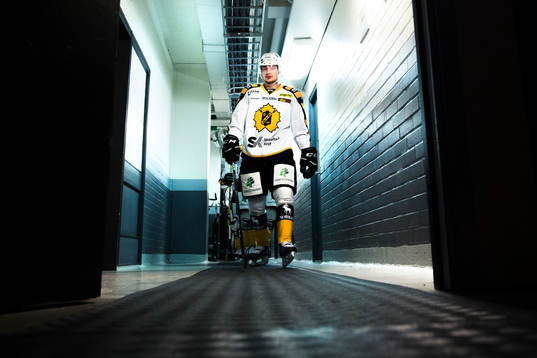 Skellefteås Adam Pettersson före ishockeymatchen i SHL