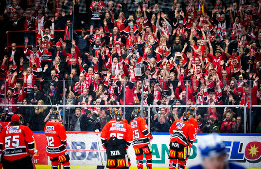 Örebrospelarna jublar framför fansen