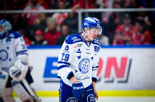Leksands Tobias Forsberg är blodig i ansiktet och deppar