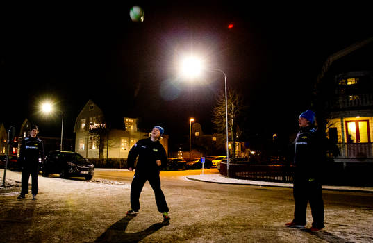 HV-spelarna värmer upp med fotboll utanför Behrn Arena