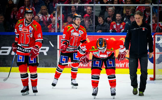 Örebros Greg Squires leds av isen skadad
