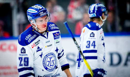 Leksands Tobias Forsberg är blodig i ansiktet och deppar