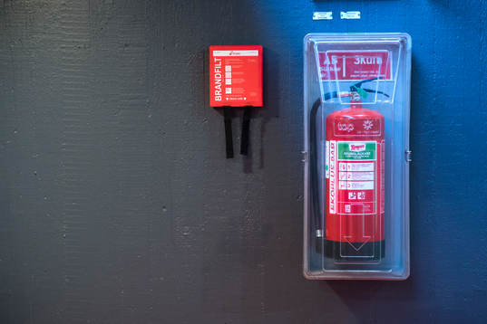 En brandfilt och brandsläckare