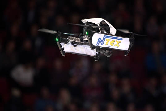 En drönare levererar matchpucken innan ishockeymatchen i