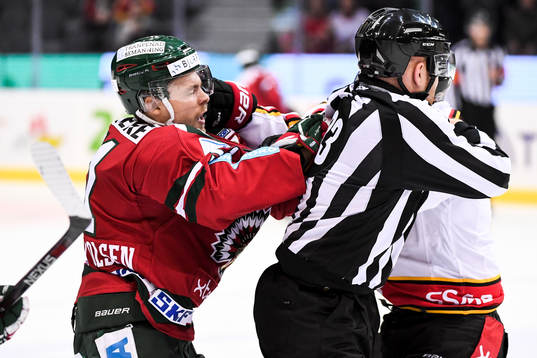 Frölundas Mats Rosseli Olsen och Luleås Andreas Falk i