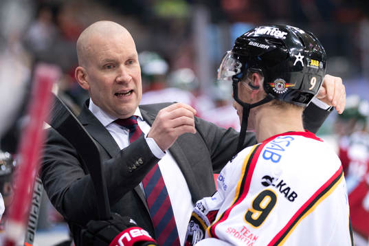 Luleås huvudtränare Stefan Nilsson pratar med Johan