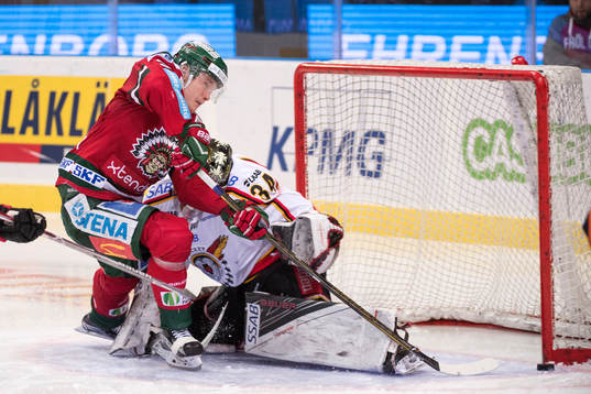 Frölundas Carl Grundström oroar framför Luleås målvakt