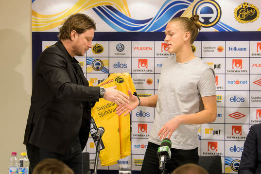 Elfsborgs nyförvärv Jesper Karlsson tar emot Elfsborgs