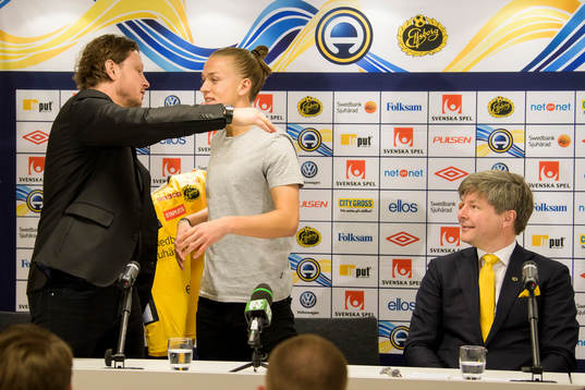 Elfsborgs nyförvärv Jesper Karlsson tar emot Elfsborgs