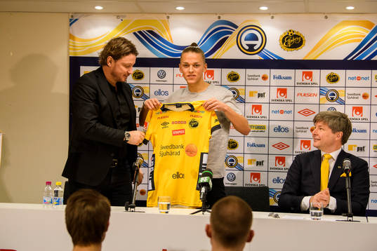 Elfsborgs nyförvärv Jesper Karlsson tar emot Elfsborgs