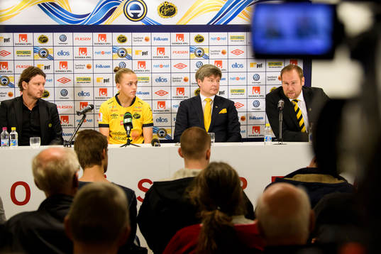 Elfsborgs nyförvärv Jesper Karlsson med klubbchef Stefan