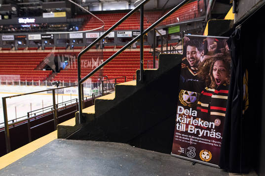 Reklamskylt för TRE på läktarplats före