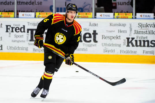 Brynäs Oskar Lindblom  före ishockeymatchen i SHL mellan